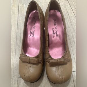 Ladies dress shoes size 8-1/2 Tan